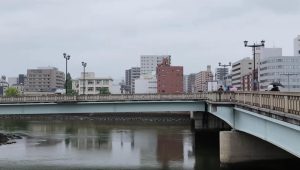 Struktur Jembatan Aioi berbentuk huruf T yang melintasi sungai di Kota Hiroshima.