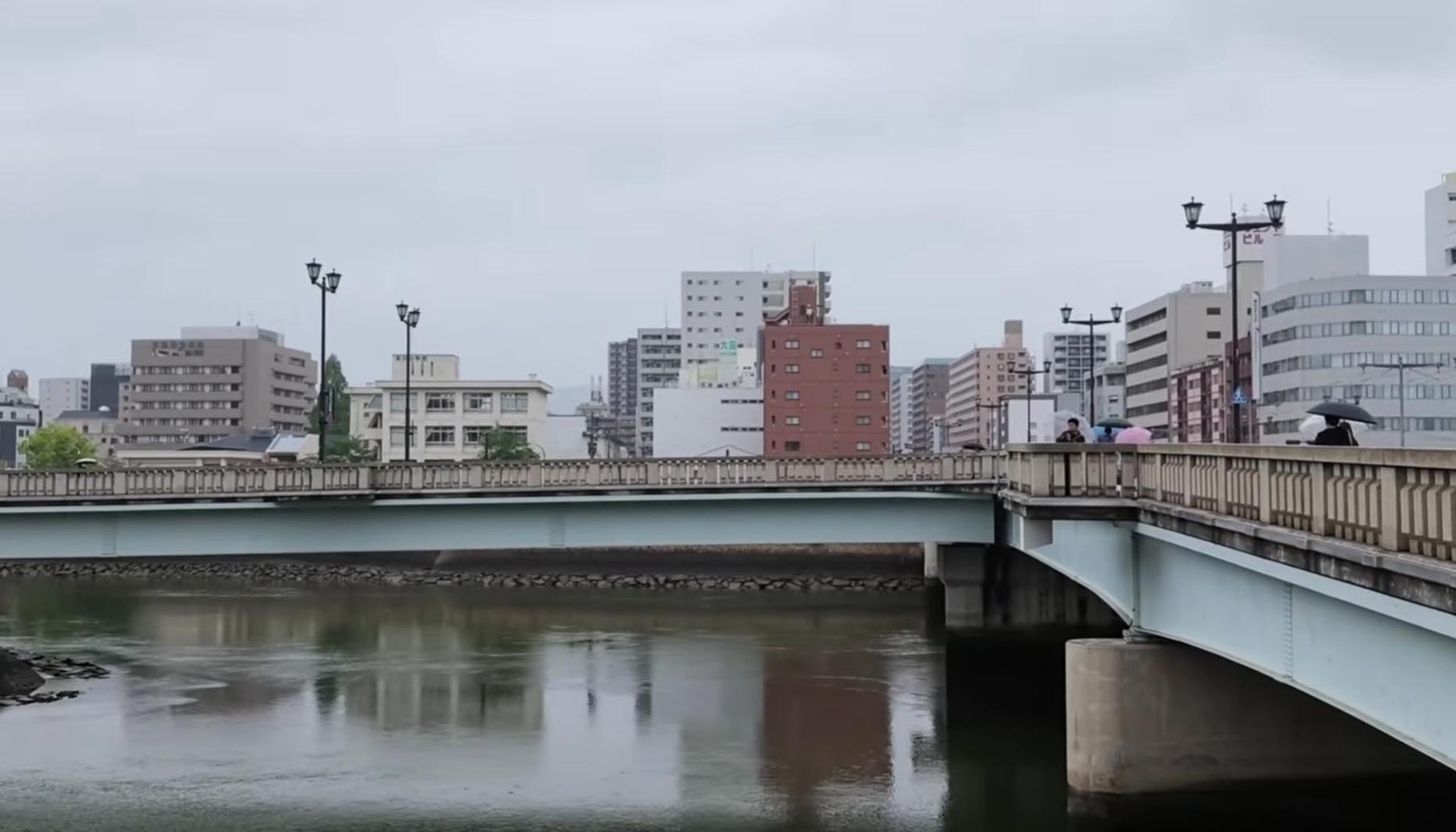 Struktur Jembatan Aioi berbentuk huruf T yang melintasi sungai di Kota Hiroshima.