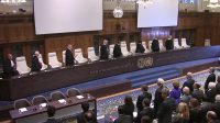 Sidang Mahkamah Internasional dengan para hakim yang mengenakan jubah hitam