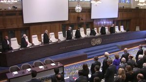 Sidang Mahkamah Internasional dengan para hakim yang mengenakan jubah hitam