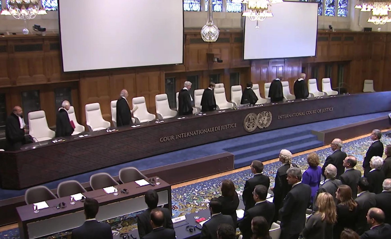 Sidang Mahkamah Internasional dengan para hakim yang mengenakan jubah hitam