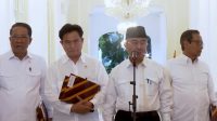 Anggota kepolisian sedang membantu warga di lapangan