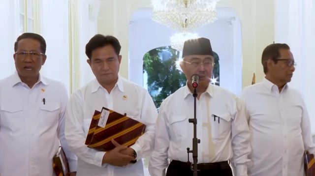 Anggota kepolisian sedang membantu warga di lapangan