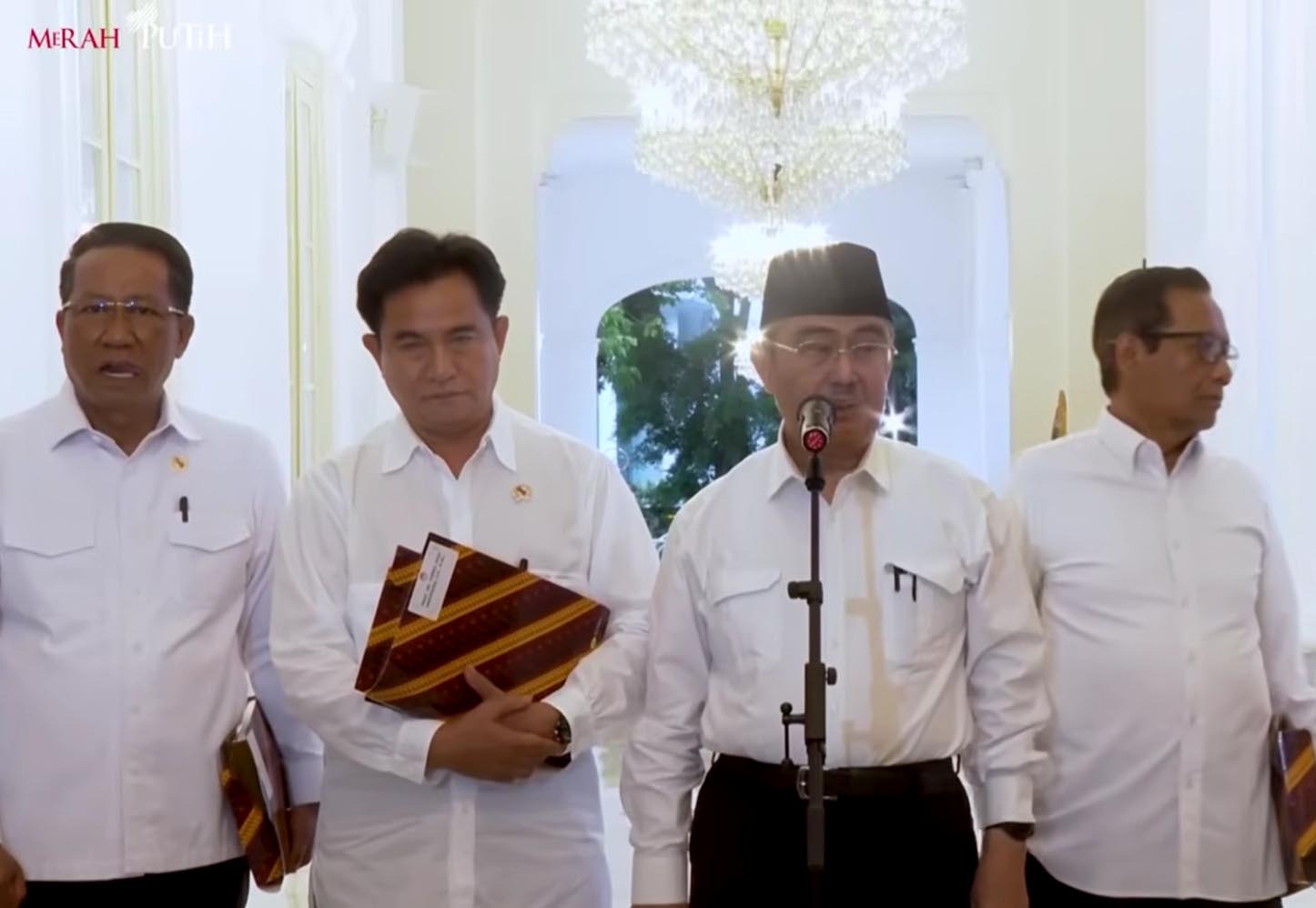 Anggota kepolisian sedang membantu warga di lapangan