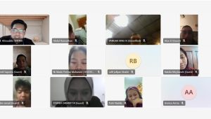 Seseorang sedang mengikuti pelatihan paralegal secara online melalui laptop dengan dokumen hukum di sampingnya.