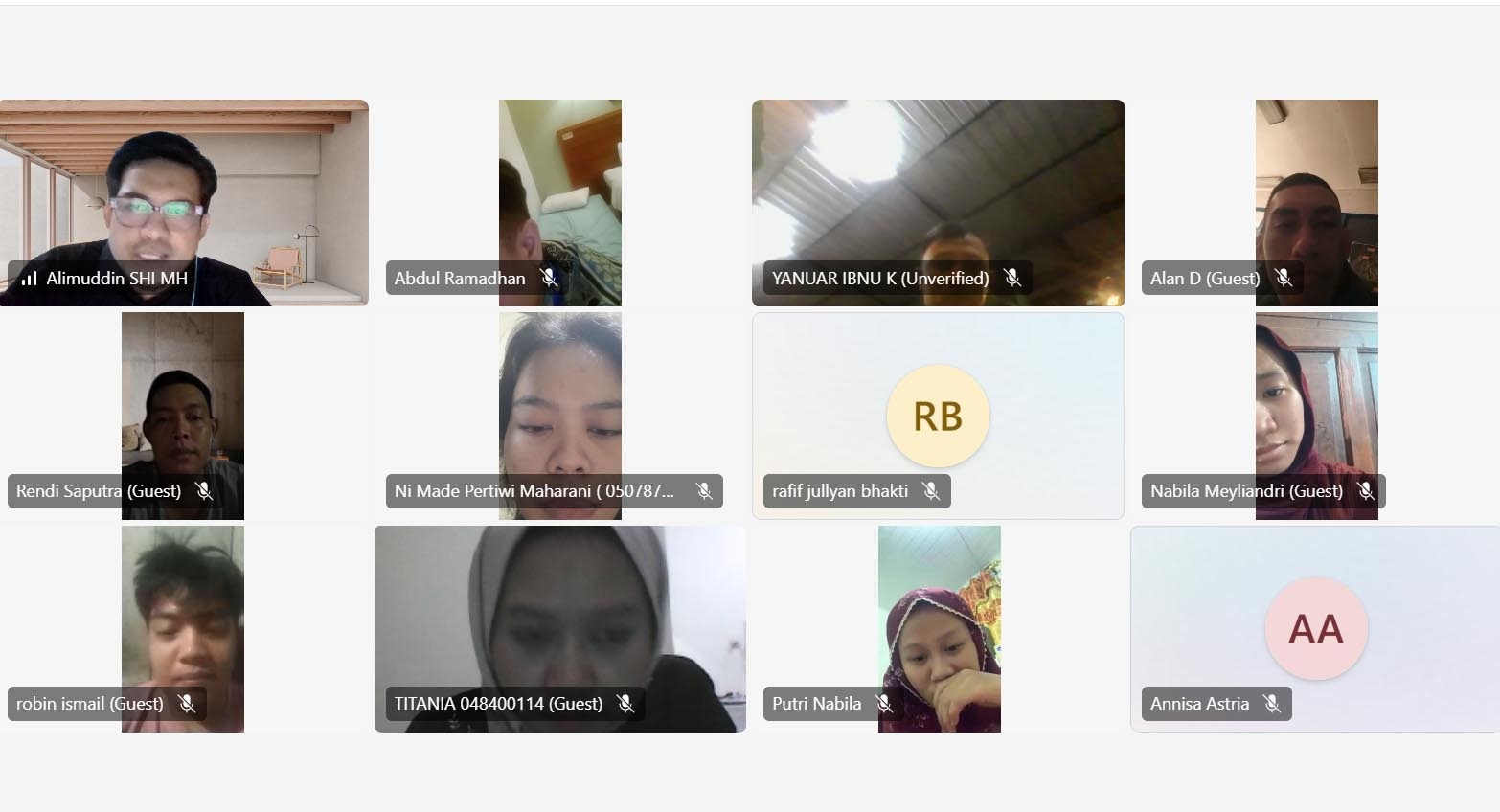 Seseorang sedang mengikuti pelatihan paralegal secara online melalui laptop dengan dokumen hukum di sampingnya.