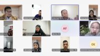 Ilustrasi webinar atau kelas pelatihan hukum online menggunakan gawai dan platform virtual.