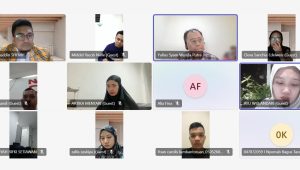 Ilustrasi webinar atau kelas pelatihan hukum online menggunakan gawai dan platform virtual.