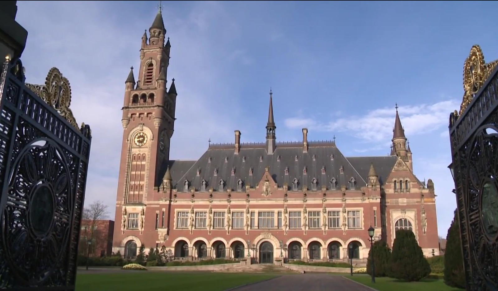 Eksterior gedung Peace Palace dengan menara ikonik di Belanda