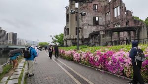 Pemandangan tata kota modern, jalan raya, dan sistem transportasi di Kota Hiroshima hari ini.