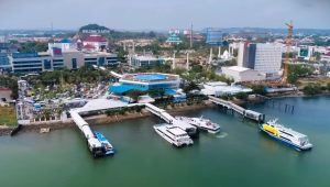 Suasana wisatawan yang baru turun dari kapal feri di pelabuhan internasional Batam Centre.