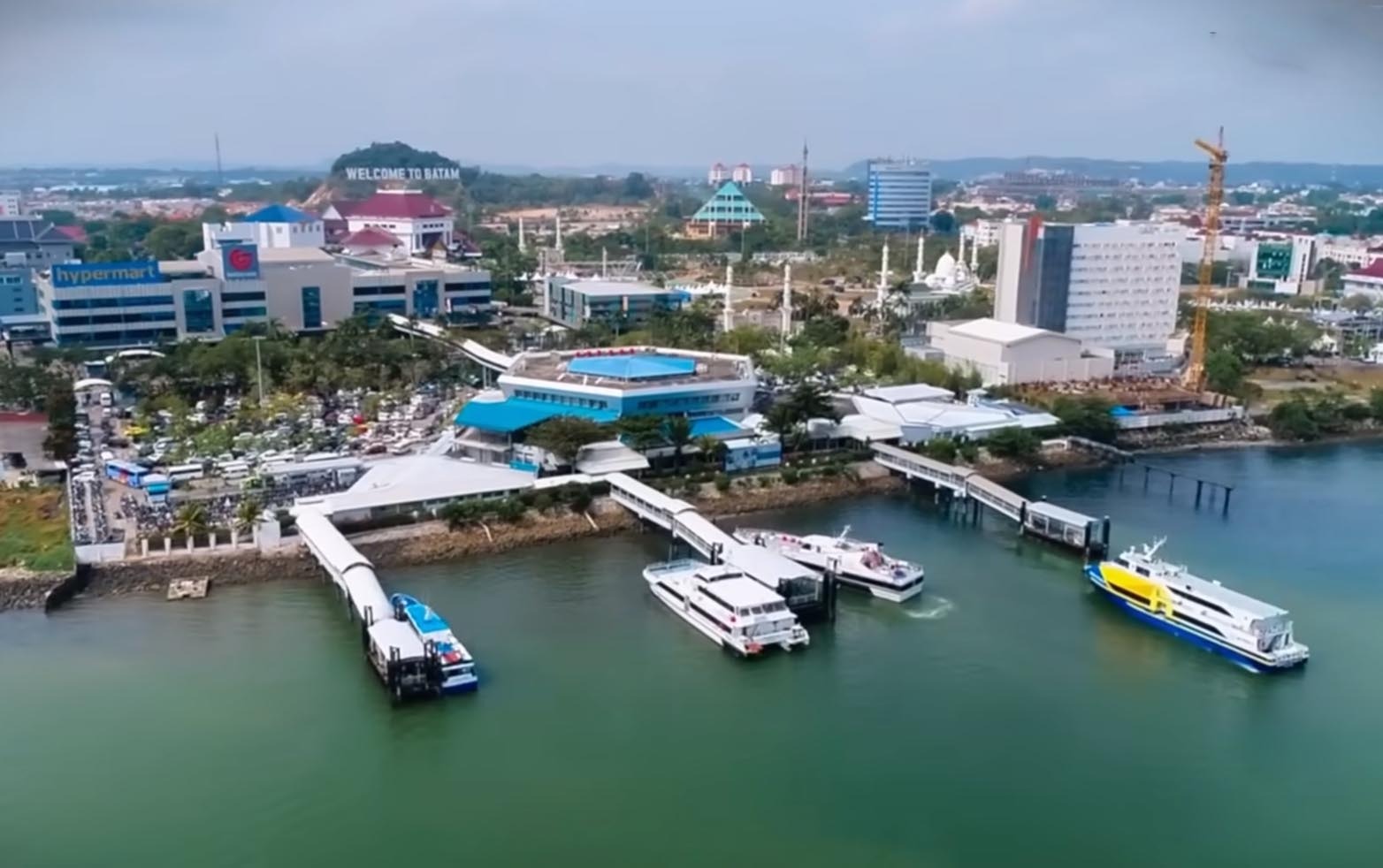 Suasana wisatawan yang baru turun dari kapal feri di pelabuhan internasional Batam Centre.