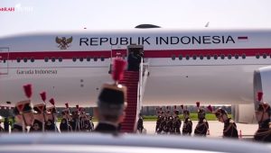 Pesawat Kepresidenan Indonesia di Paris dengan balutan warna merah putih terparkir elegan di landasan udara