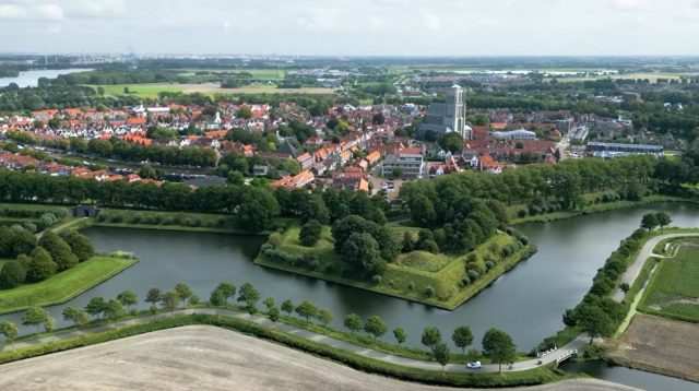 Pemandangan udara kota benteng Brielle Belanda dengan kanal hijau