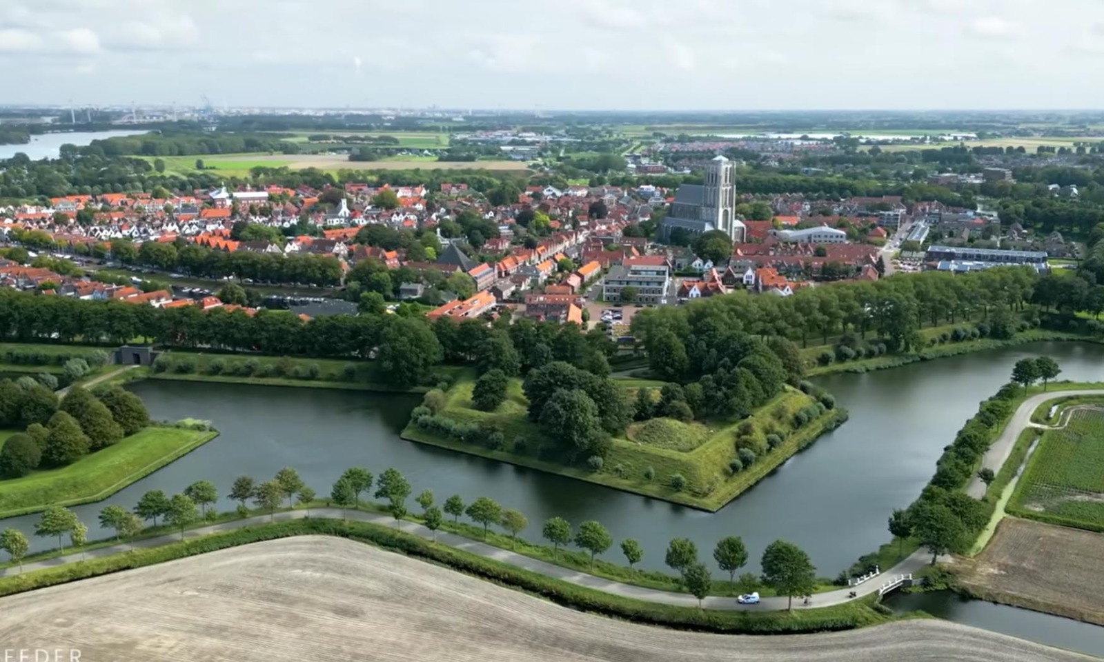 Pemandangan udara kota benteng Brielle Belanda dengan kanal hijau