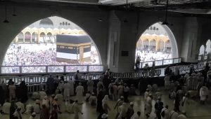 Rombongan jamaah haji Indonesia mengenakan batik khas sedang berjalan di pelataran Masjidil Haram.