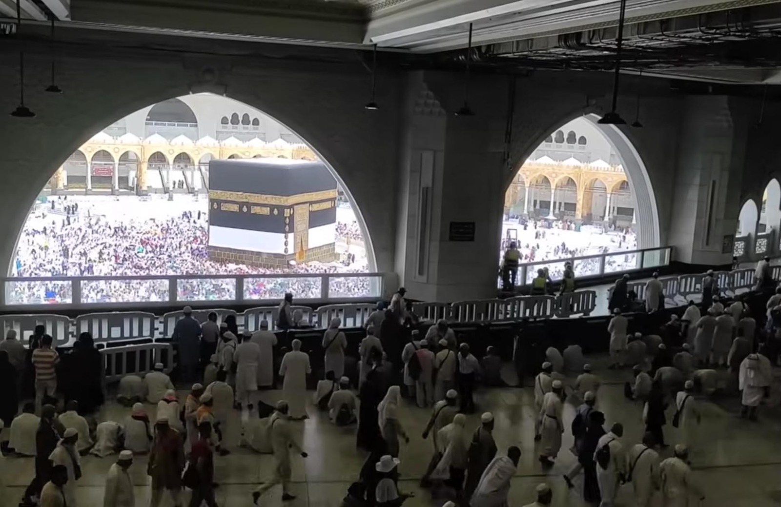 Rombongan jamaah haji Indonesia mengenakan batik khas sedang berjalan di pelataran Masjidil Haram.