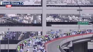 Arus padat lautan manusia dari atas jembatan saat momen jamaah haji melontar jumrah di area Jamarat, Mina