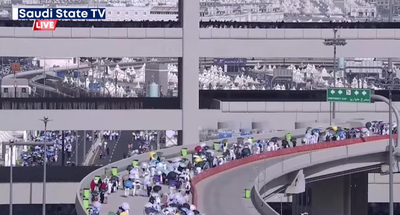 Arus padat lautan manusia dari atas jembatan saat momen jamaah haji melontar jumrah di area Jamarat, Mina