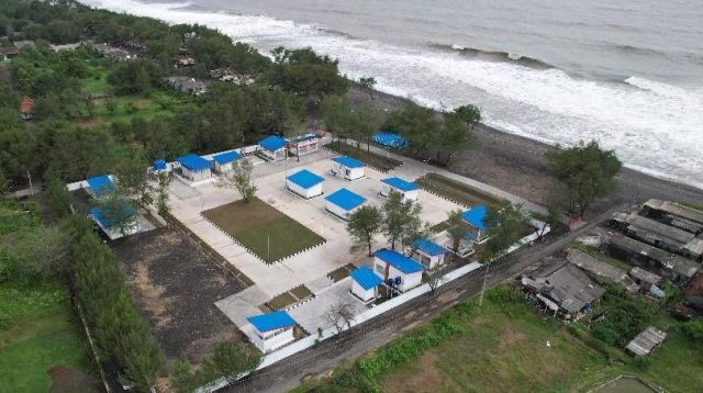 Pemandangan udara pembangunan 65 Kampung Nelayan Biru Putih yang tertata rapi dengan cat merah putih di kawasan pesisir Indonesia