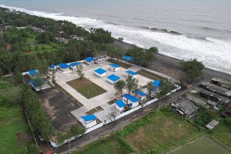 Pemandangan udara pembangunan 65 Kampung Nelayan Biru Putih yang tertata rapi dengan cat merah putih di kawasan pesisir Indonesia