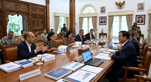 prabowo-subianto-pertemuan-tokoh-ekonomi-sby-krisis-2008 Presiden Prabowo Subianto menggelar pertemuan dengan para mantan pejabat ekonomi era Presiden SBY untuk membahas strategi mitigasi krisis global.