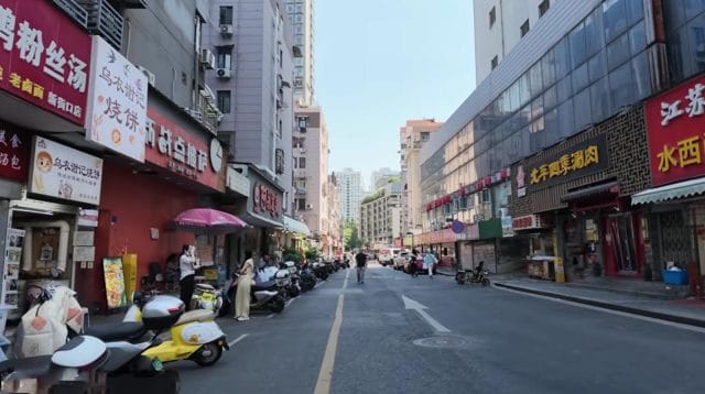 Gedung-gedung bisnis dan kawasan industri modern di Kota Nanjing.