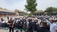 Warga Muslim Hui Tiongkok berjalan bersama menuju masjid untuk merayakan Idul Adha di Najiahu