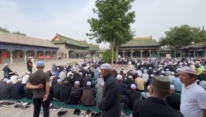 Warga Muslim Hui Tiongkok berjalan bersama menuju masjid untuk merayakan Idul Adha di Najiahu
