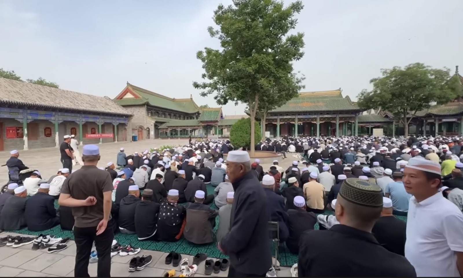 Warga Muslim Hui Tiongkok berjalan bersama menuju masjid untuk merayakan Idul Adha di Najiahu