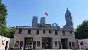 Fasad luas bangunan utama Istana Presiden Nanjing yang sangat bersejarah.