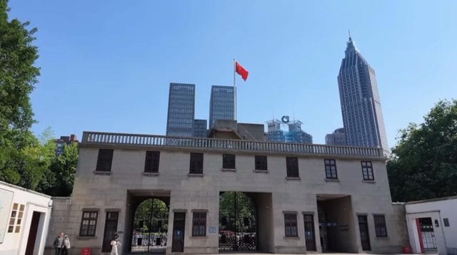 Fasad luas bangunan utama Istana Presiden Nanjing yang sangat bersejarah.
