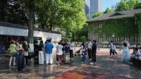 Potret perempuan Nanjing dengan latar belakang arsitektur tradisional dan revolusioner