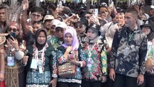 Wajah-wajah antusias perempuan pesisir Gorontalo yang turut berpartisipasi aktif dalam kegiatan Pekan Nelayan Nasional