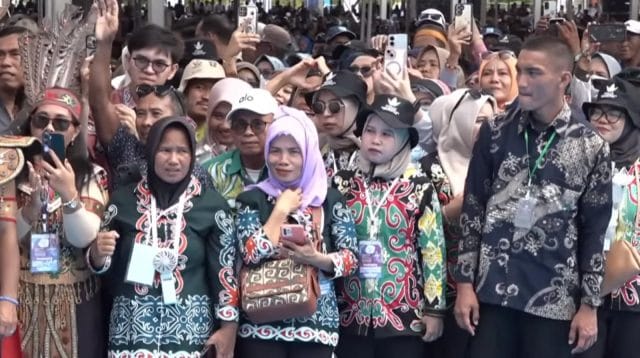 Wajah-wajah antusias perempuan pesisir Gorontalo yang turut berpartisipasi aktif dalam kegiatan Pekan Nelayan Nasional