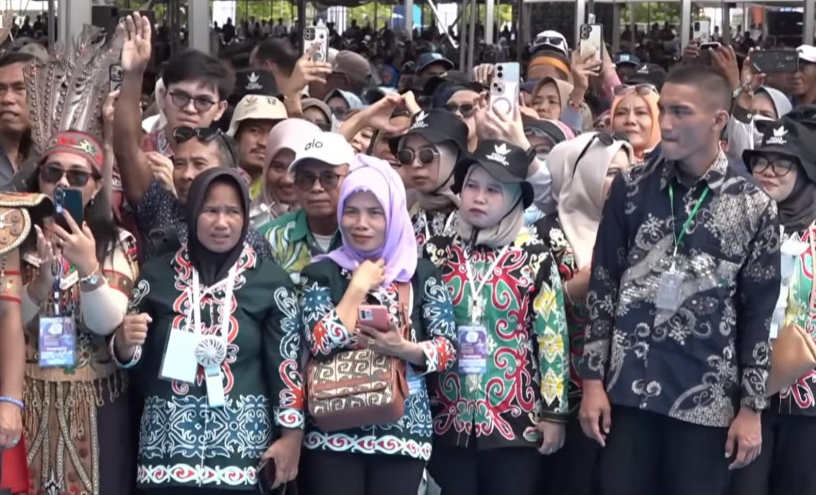 Wajah-wajah antusias perempuan pesisir Gorontalo yang turut berpartisipasi aktif dalam kegiatan Pekan Nelayan Nasional