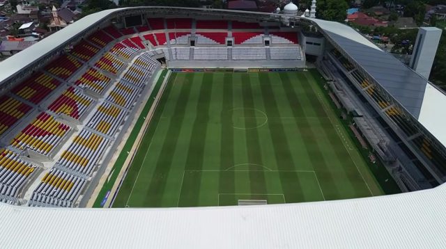 Kondisi fisik rumput dan koridor suporter pasca pertandingan bola di stadion teladan medan.