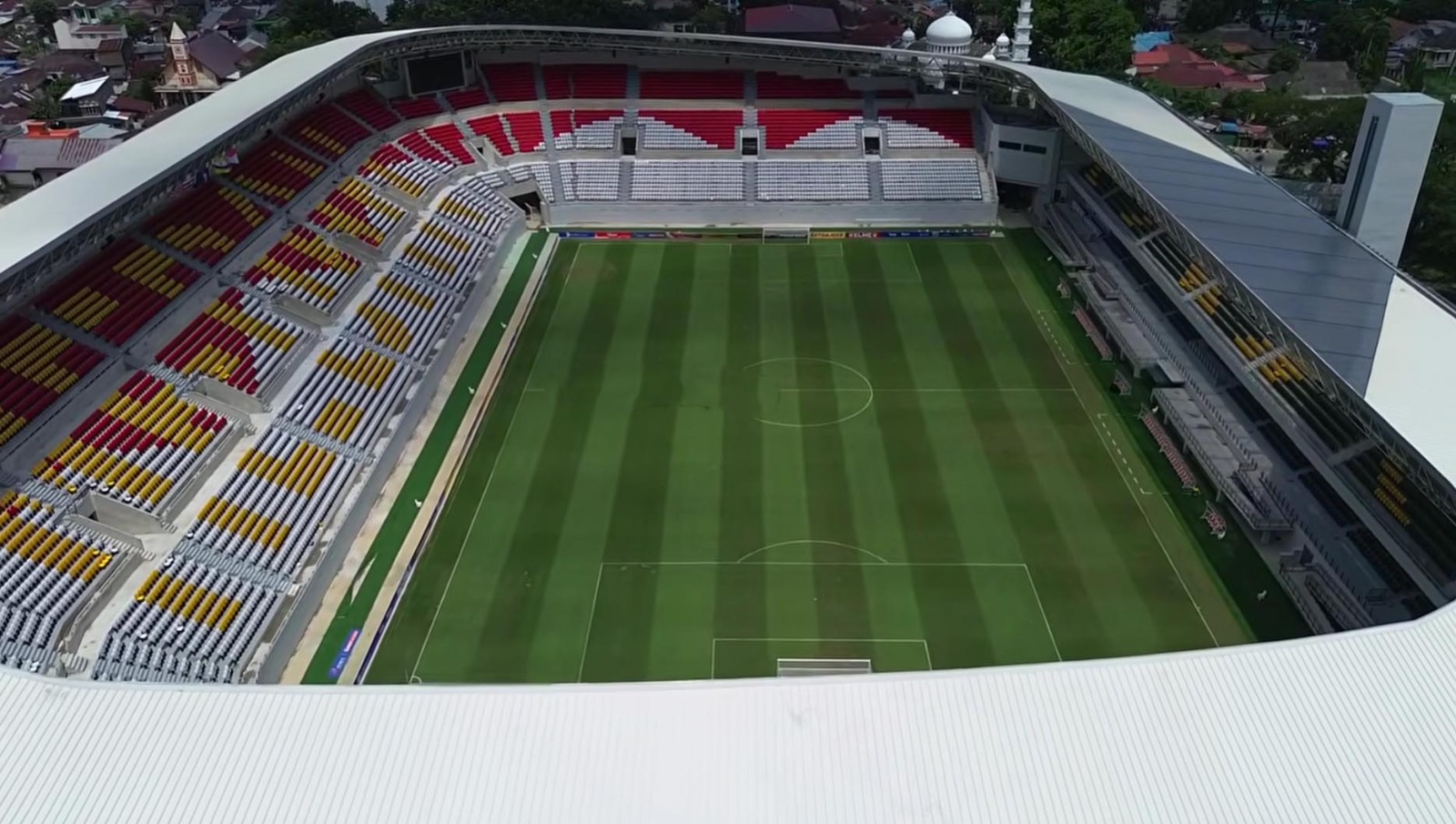 Kondisi fisik rumput dan koridor suporter pasca pertandingan bola di stadion teladan medan.