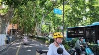 Pemandangan masyarakat Nanjing bersepeda di jalur khusus di tengah kota yang modern