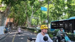 Pemandangan masyarakat Nanjing bersepeda di jalur khusus di tengah kota yang modern