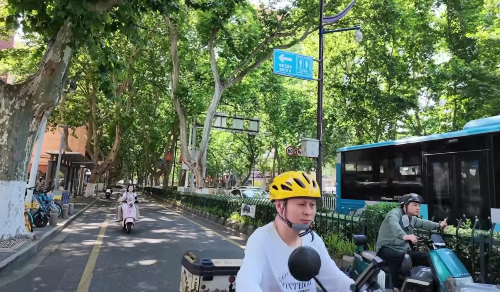 KOLOM OLAHRAGA EDISI 201 Pemandangan masyarakat Nanjing bersepeda di jalur khusus di tengah kota yang modern
