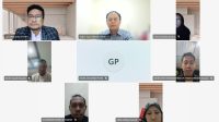 Layar monitor komputer menampilkan konferensi video interaktif pelatihan paralegal online