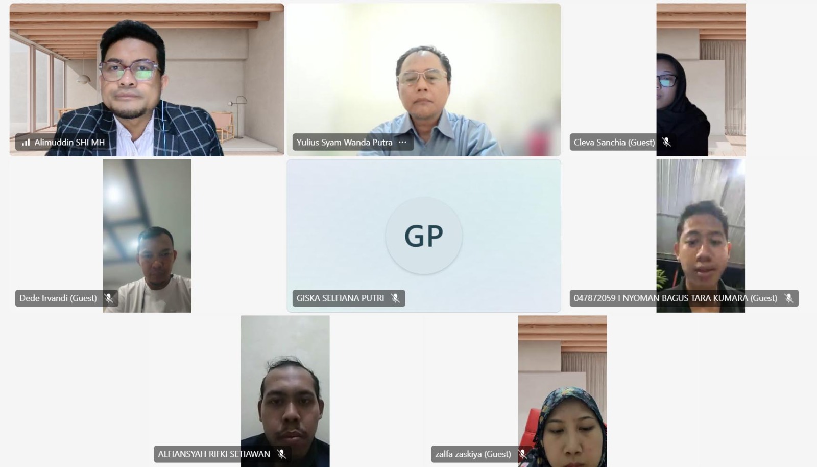 Layar monitor komputer menampilkan konferensi video interaktif pelatihan paralegal online