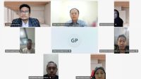 KOLOM PARALEGAL EDISI 200 Tampilan layar komputer yang memperlihatkan webinar interaktif pelatihan paralegal daring bersama dosen dan advokat