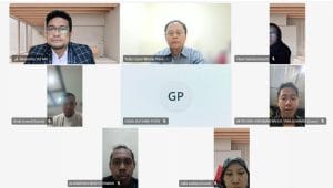 Tampilan layar komputer yang memperlihatkan webinar interaktif pelatihan paralegal daring bersama dosen dan advokat
