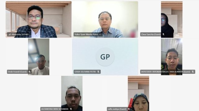Tampilan layar komputer yang memperlihatkan webinar interaktif pelatihan paralegal daring bersama dosen dan advokat