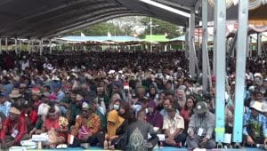 Ribuan masyarakat pesisir dan paralegal komunitas nelayan berkumpul di bawah tenda besar saat peringatan maritim