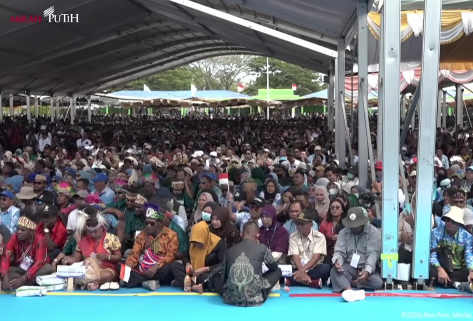 Ribuan masyarakat pesisir dan paralegal komunitas nelayan berkumpul di bawah tenda besar saat peringatan maritim