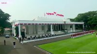 Fasad depan gedung putih ikonik yang menjadi saksi bisu panggung sejarah istana merdeka.