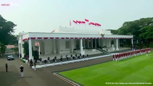 Fasad depan gedung putih ikonik yang menjadi saksi bisu panggung sejarah istana merdeka.